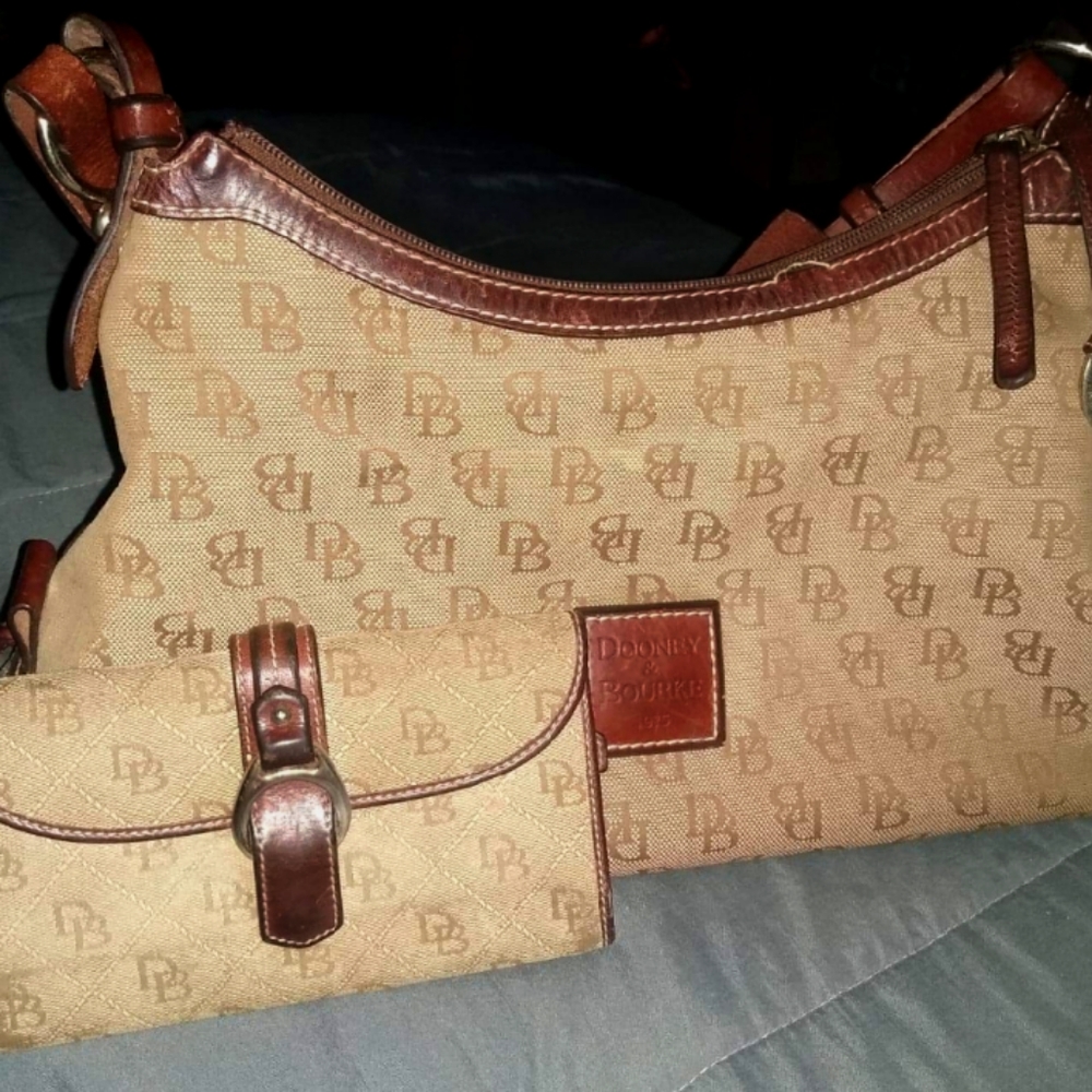 Dooney and Bourke Matching Large Bag w Wallet